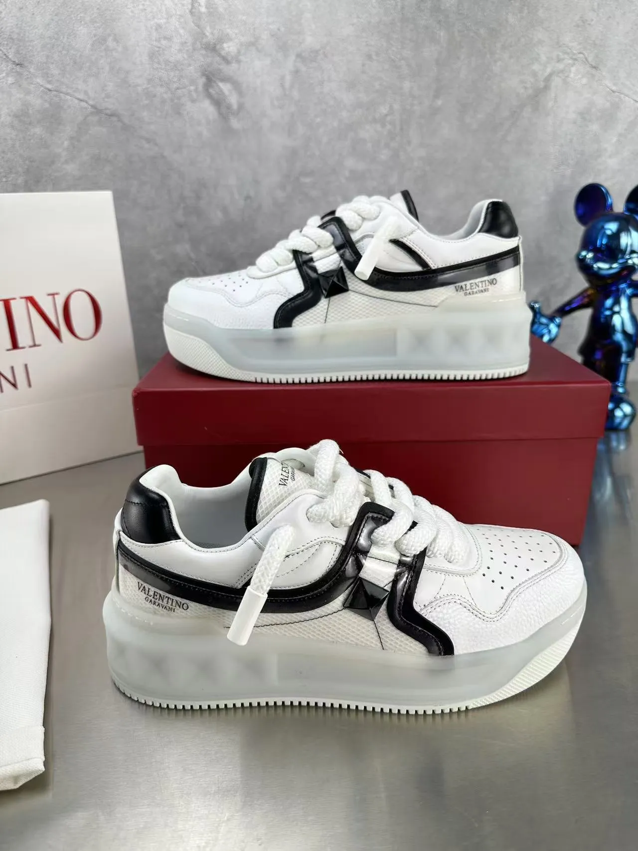 👟👟Ex-factory price 640👟👟 🔺Valentino🔺Valentino new casual shoes 2023 latest model hot style for catwalk couples, thick shoelaces, the same style as Elsa Hosk, Zhang Yixing, Guan Xiaotong and many other stars 🔥 Top version + lasting process, full oil edge on the upper. Fabric: Customized cowhide + cowhide lining with breathable mesh. Outsole: original molded TPU thickened outsole. Size for women is 35-40. Men’s size is 39-45.